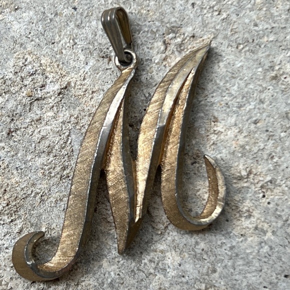 Vintage letter M initial necklace 50s gold tone large script etched - Picture 1 of 4